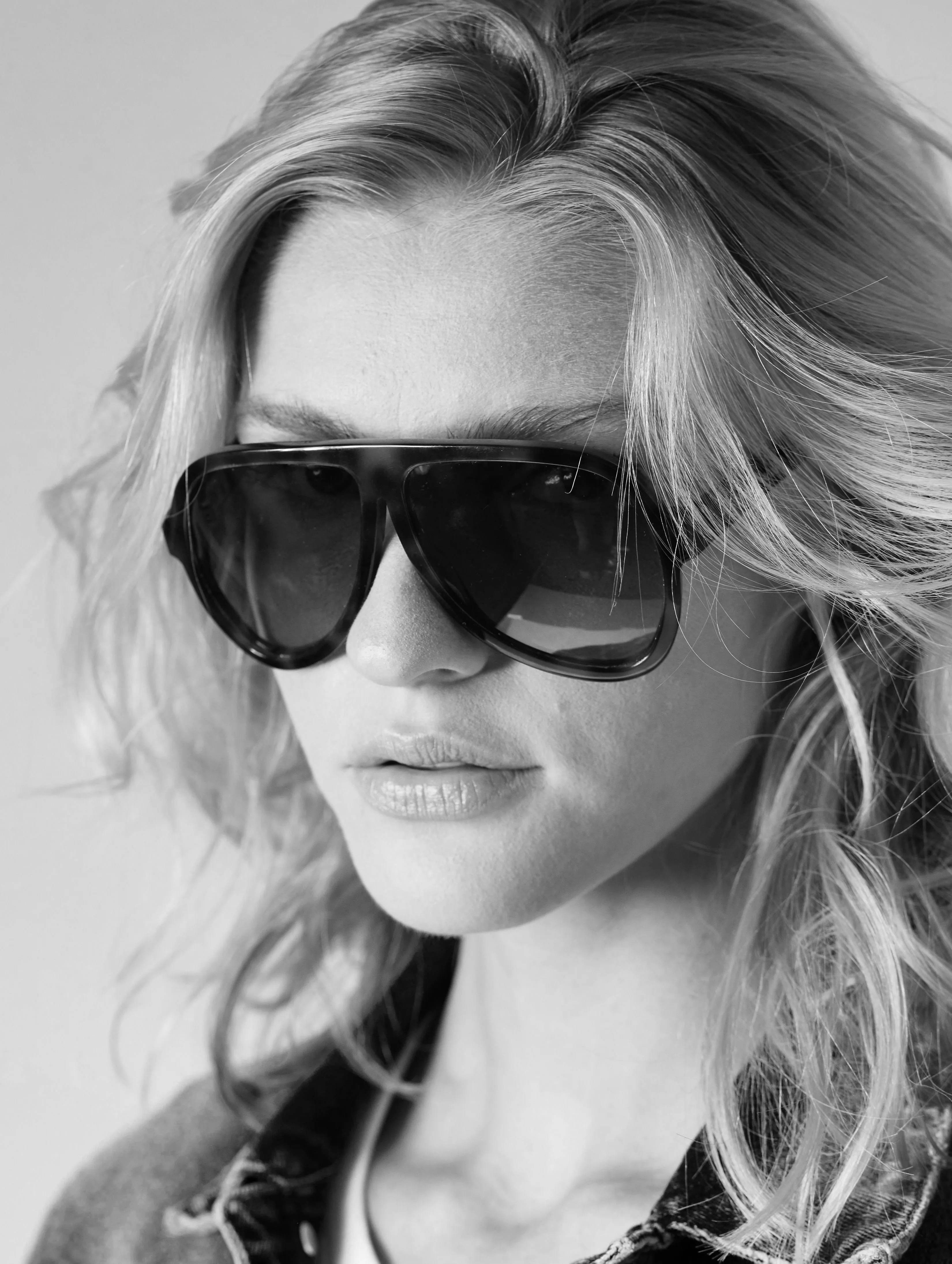JAMES GIANT AVIATOR SUNGLASSES IN BLACK-GRAY
